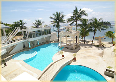 フィリピン セブ島・安心のリゾートホテル、JWBホテルのプールとその向こうの海